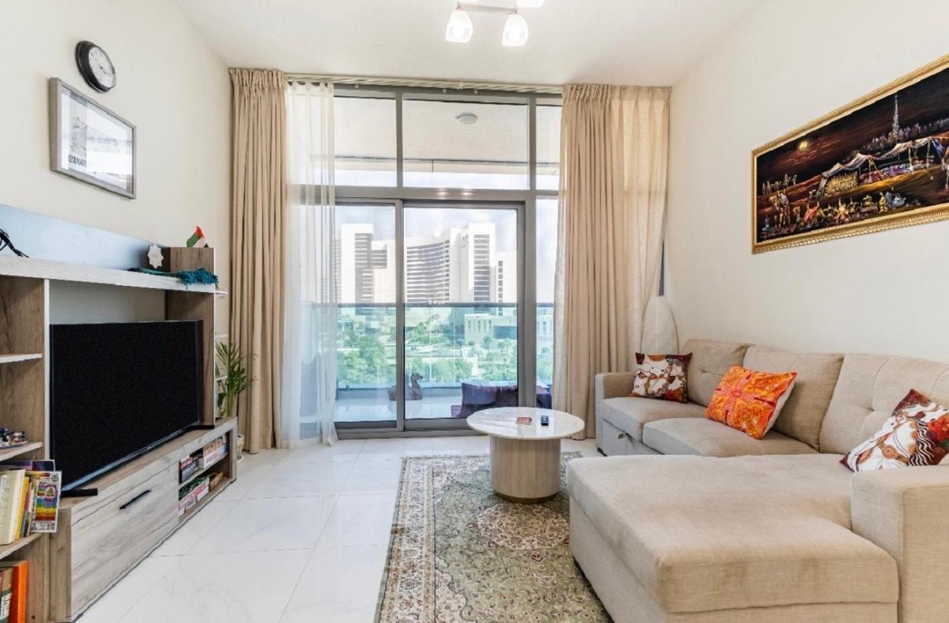 Bright & Cozy, Near Metro & Downtown, Pool, Gym Apartment Dubai