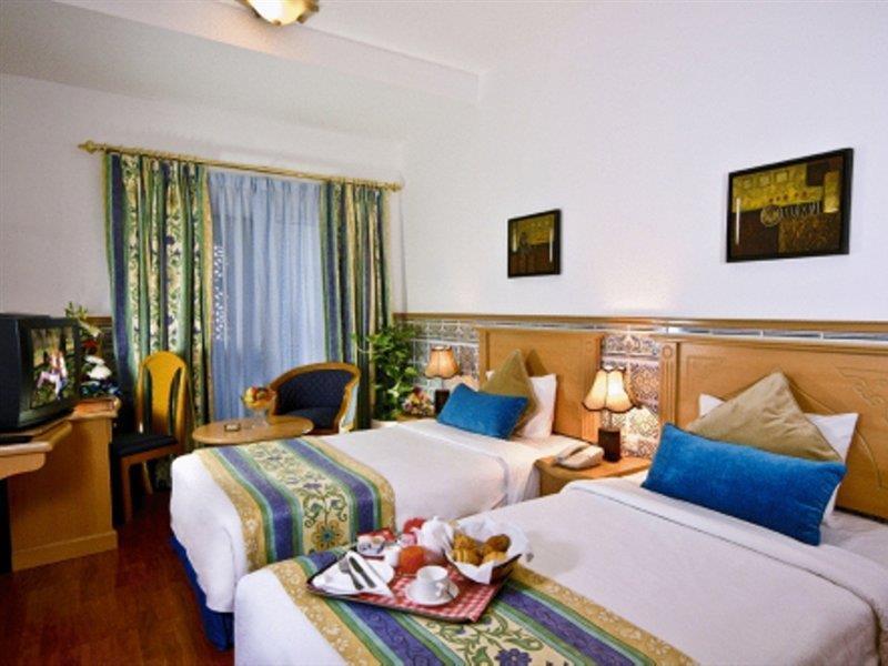 Landmark Plaza Hotel 3*