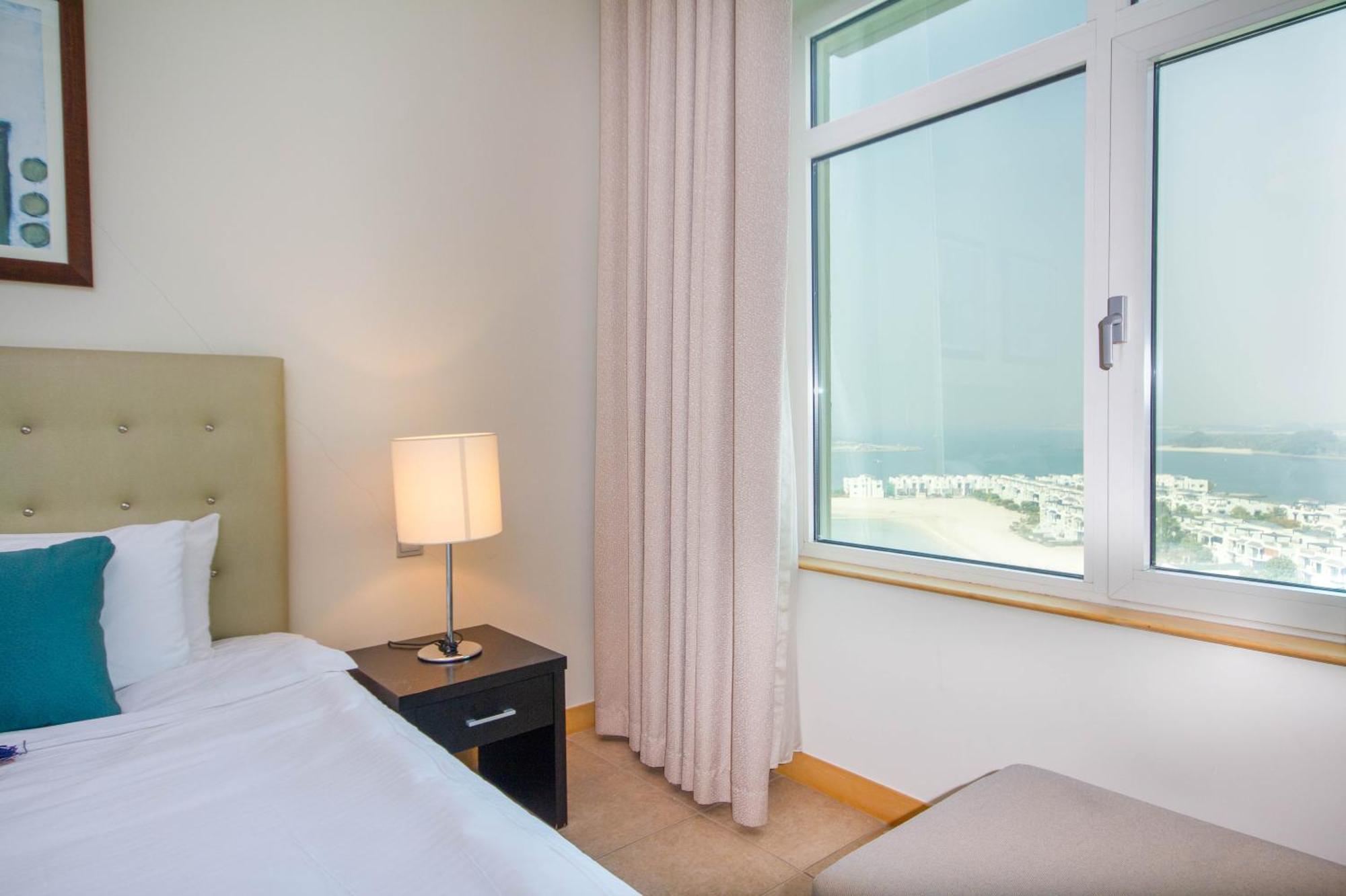 Bespoke Homes - Palm Jumeirah- 1 Bedroom Sea View With Pool & Access, Al Haseer Apartment *