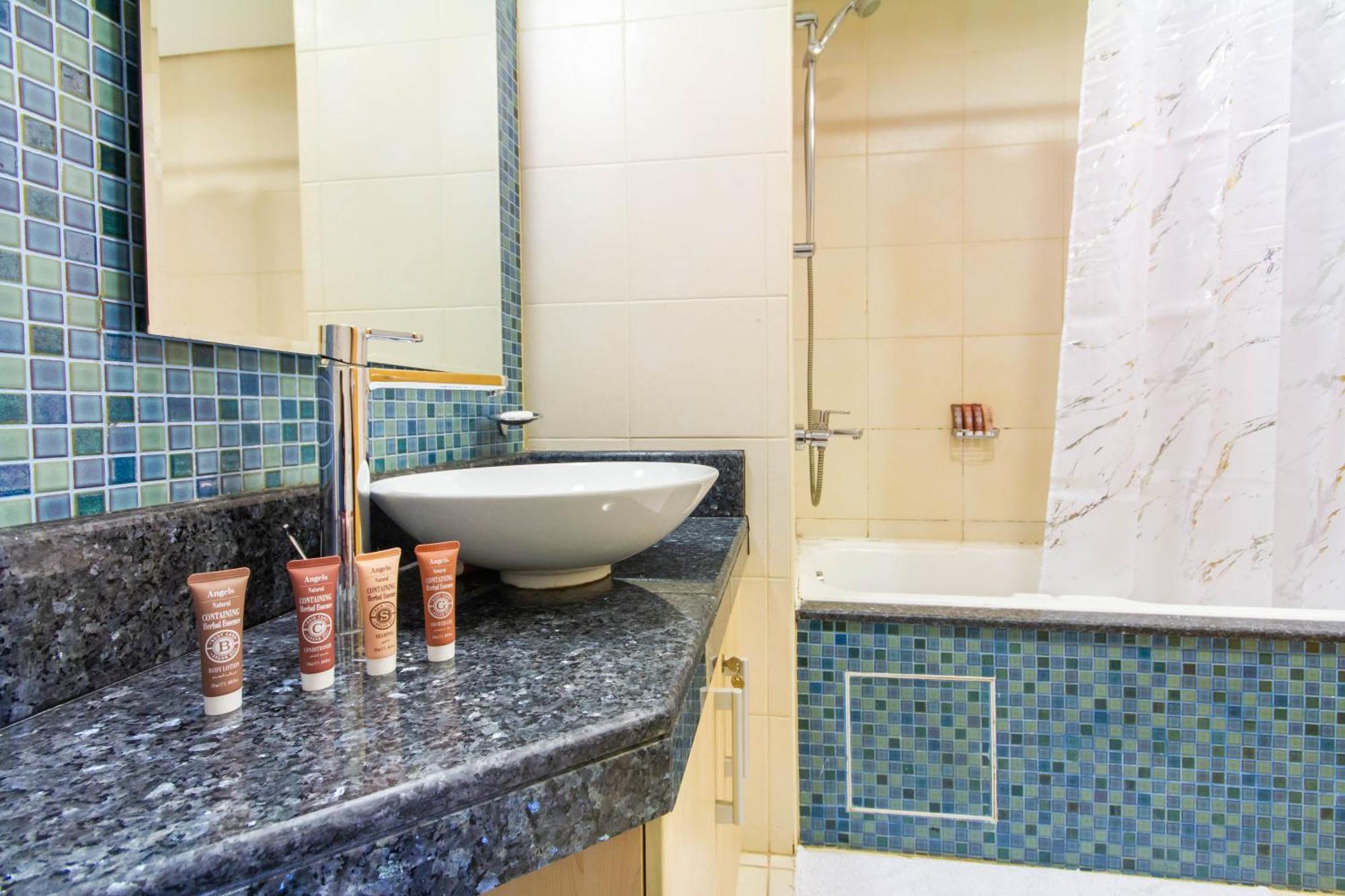 Apartment Bespoke Homes - Palm Jumeirah- 1 Bedroom Sea View With Pool & Access, Al Haseer Dubai