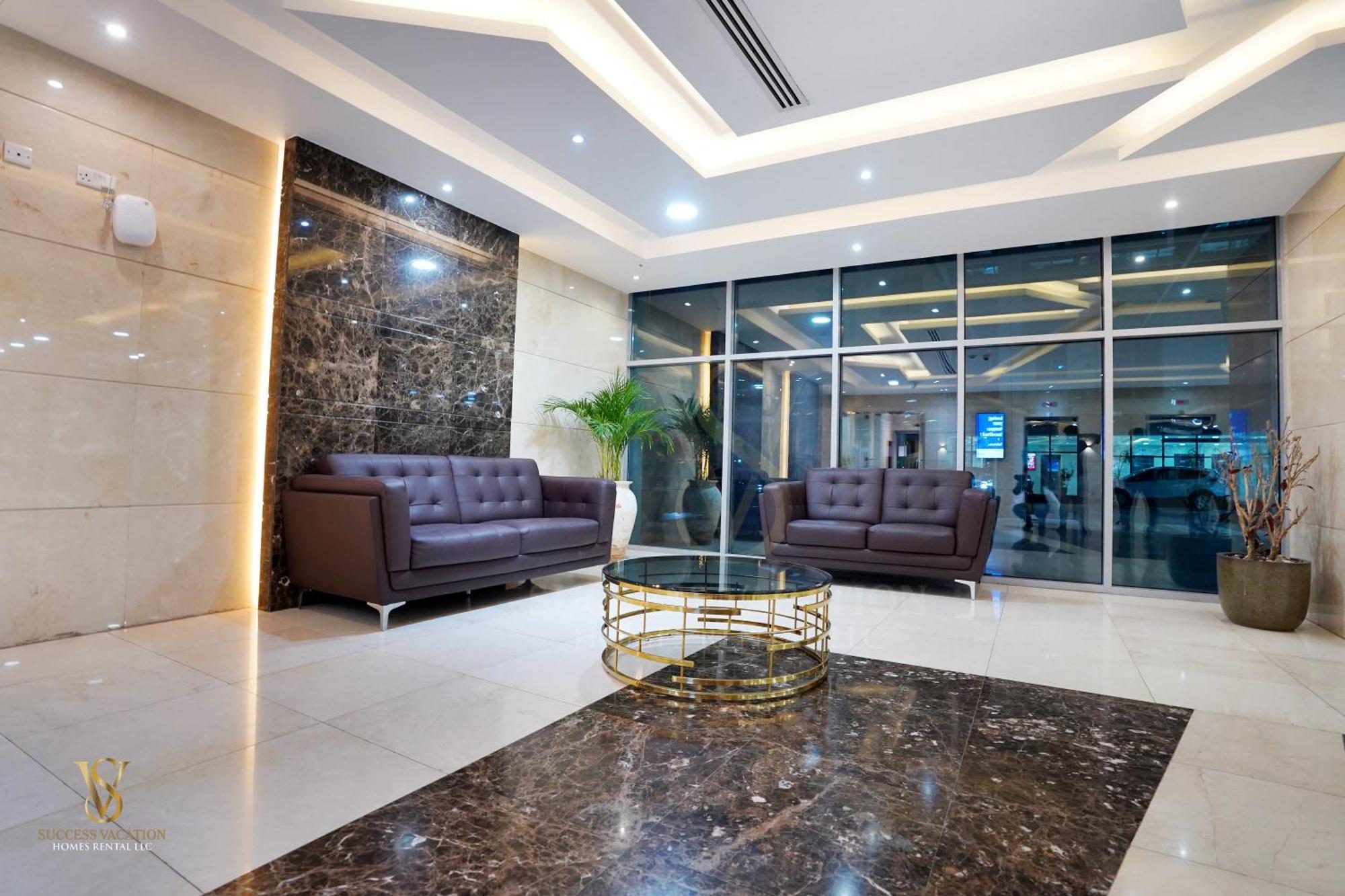 Apartment Success Luxury - 5 Min Away Marina Corniche - Free Housekeeping Provided Everyday-24-7 Staff Available For Services *