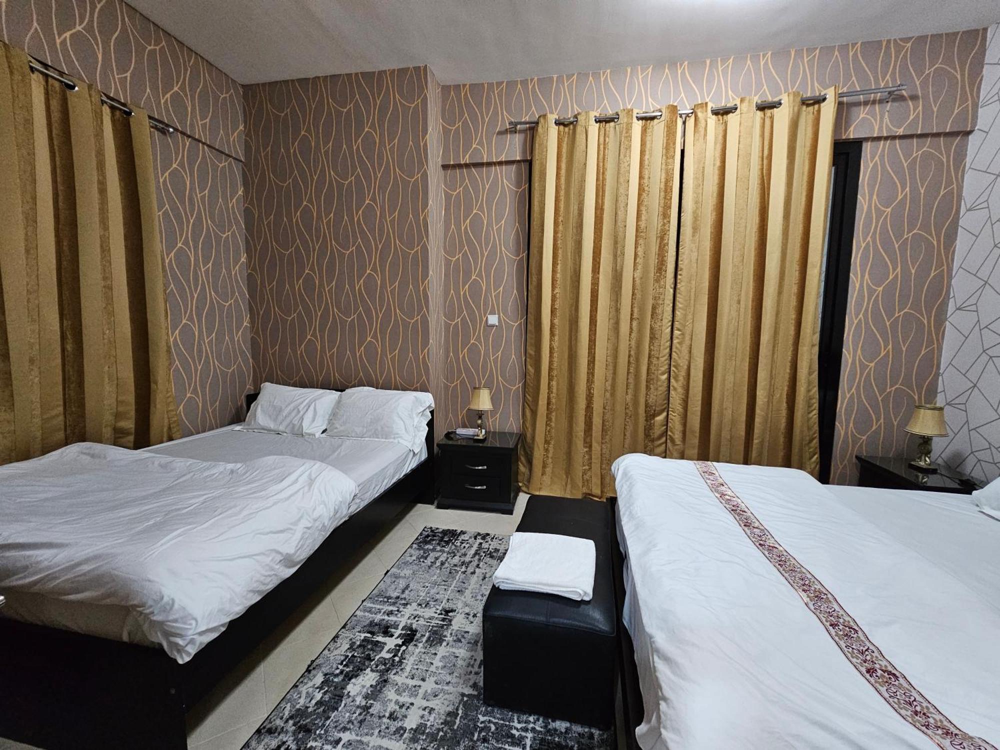 Freshlook 2 Bhk In Marina 707 Apartment *