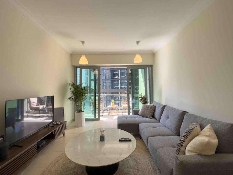 Apartment Spacious Place Near Mall, Fountains & Burj Khalifa *