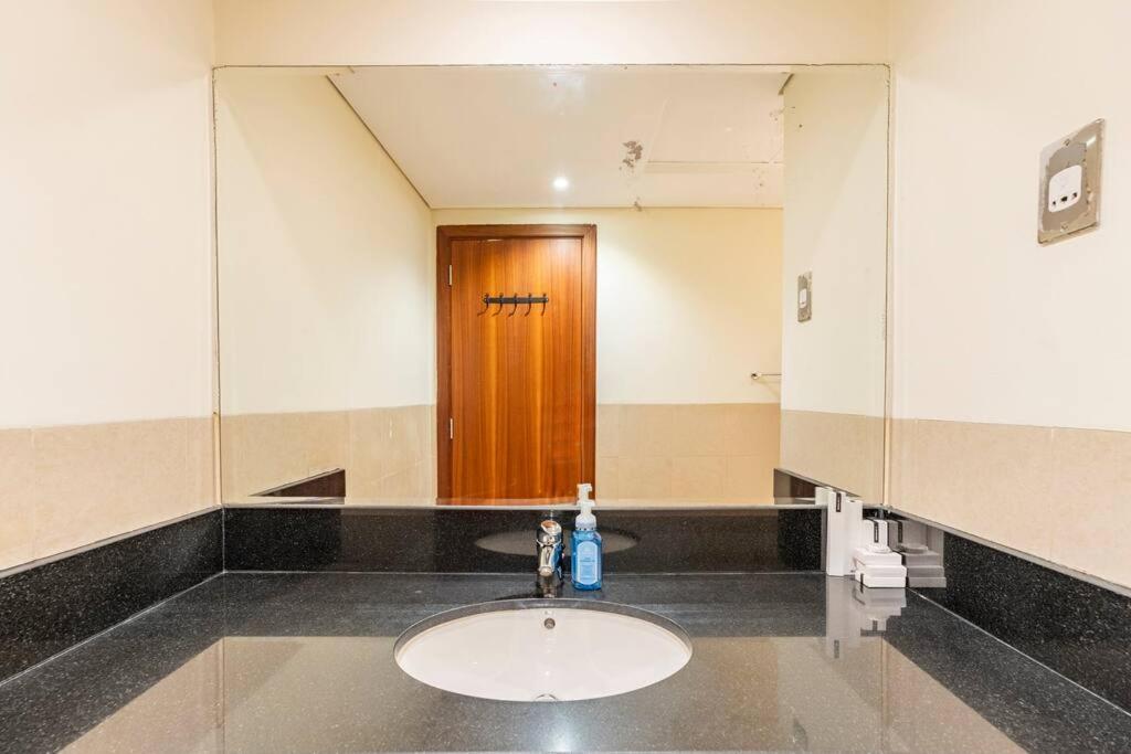 Apartment Spacious Place Near Mall, Fountains & Burj Khalifa *