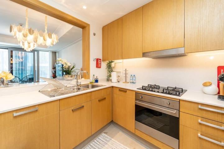 Spectacular Views Of Burj & Fountain - 2 Br Apartment Dubai
