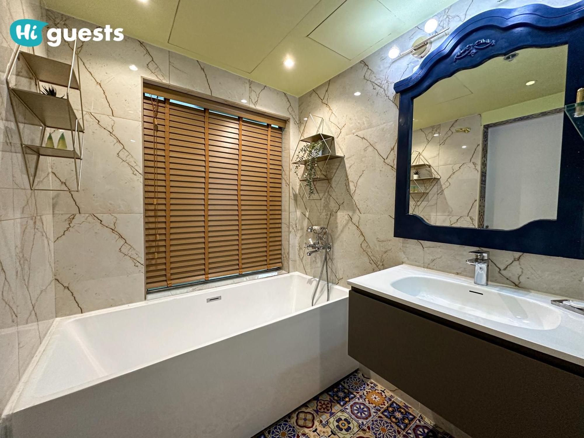Higuests - Royal 2br With Balcony Near Burj Khalifa Dubai