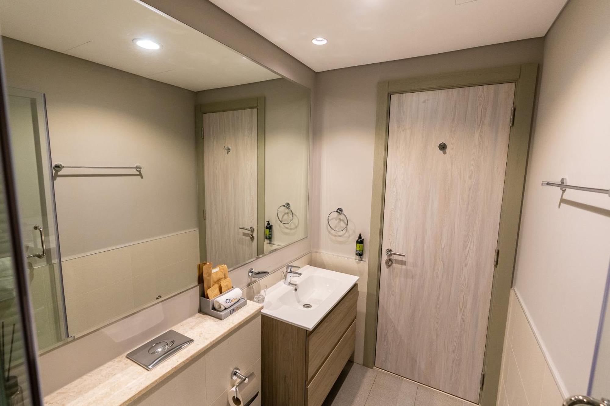 Apartment Citihome -1br With Balcony & Pool View In Zada Tower *
