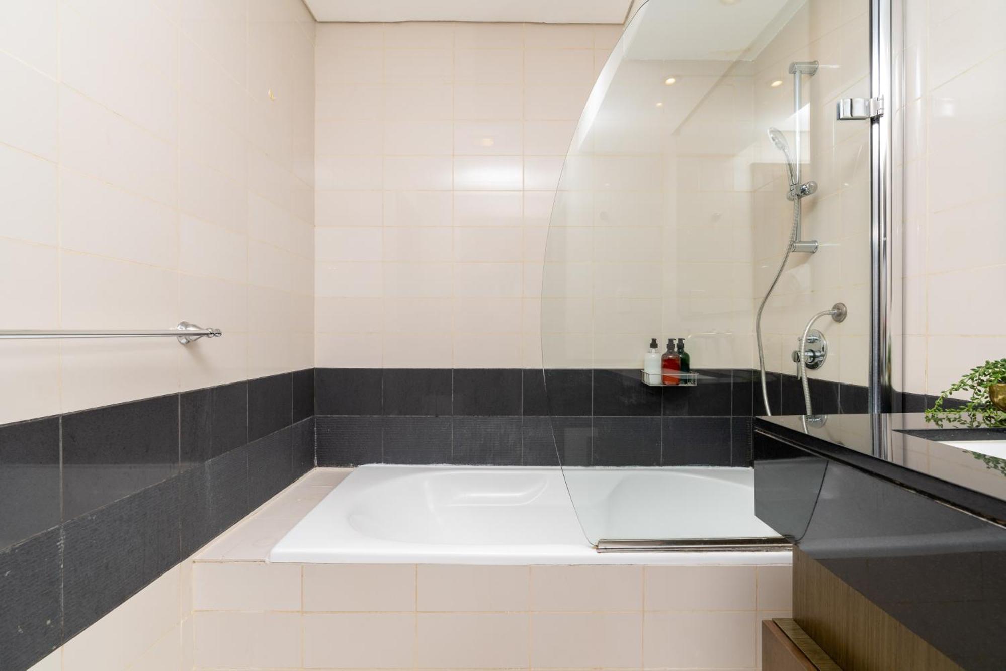 Apartment Ultimate / 5 Min Walk From Mall / 5 People / Downtown Boulevard