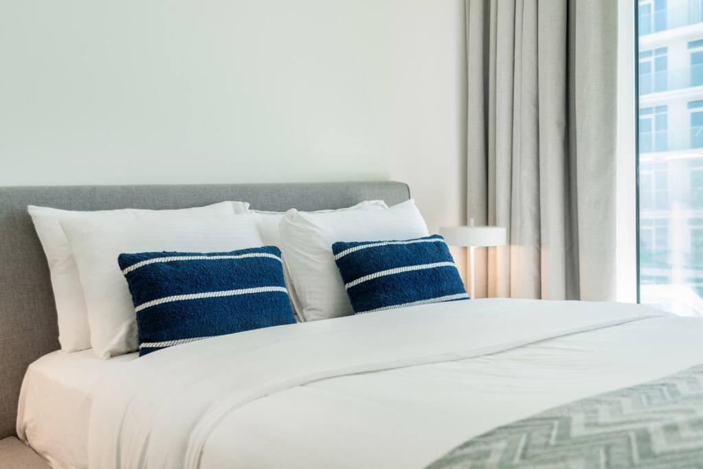 First Class 3br With Marina And Palm View Dubai