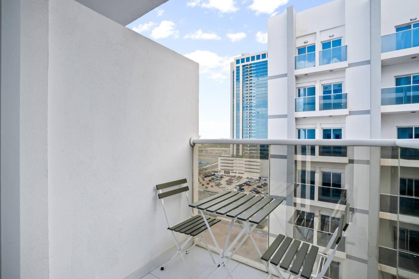 Newly Built Studio - Comfort Apartment Dubai