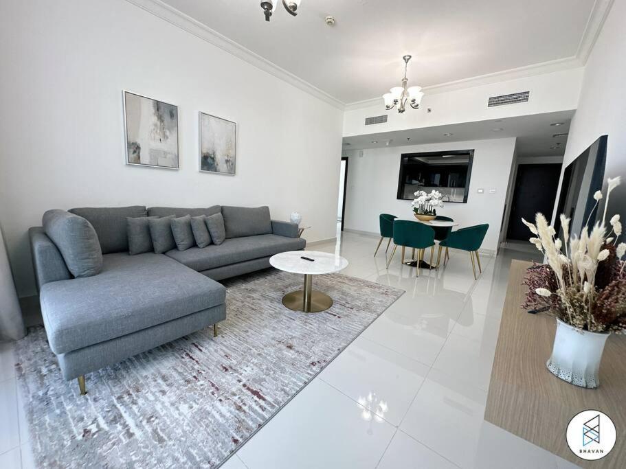 Two Bedroom With Canal View In Majestic Tower By Bhavan