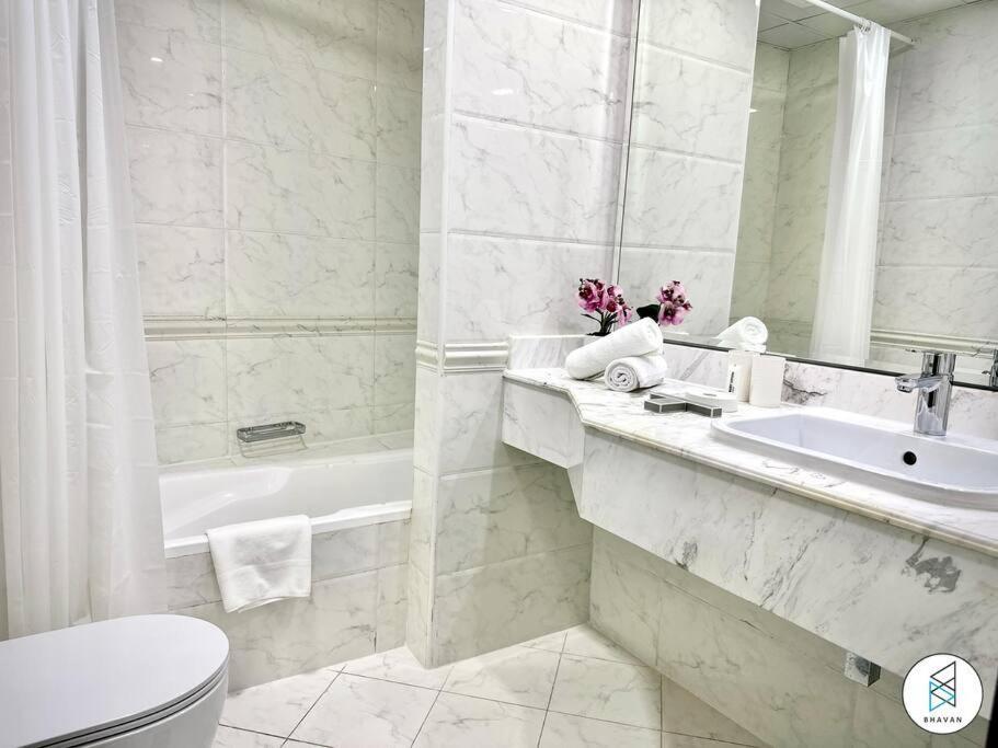 Apartment Two Bedroom With Canal View In Majestic Tower By Bhavan Dubai