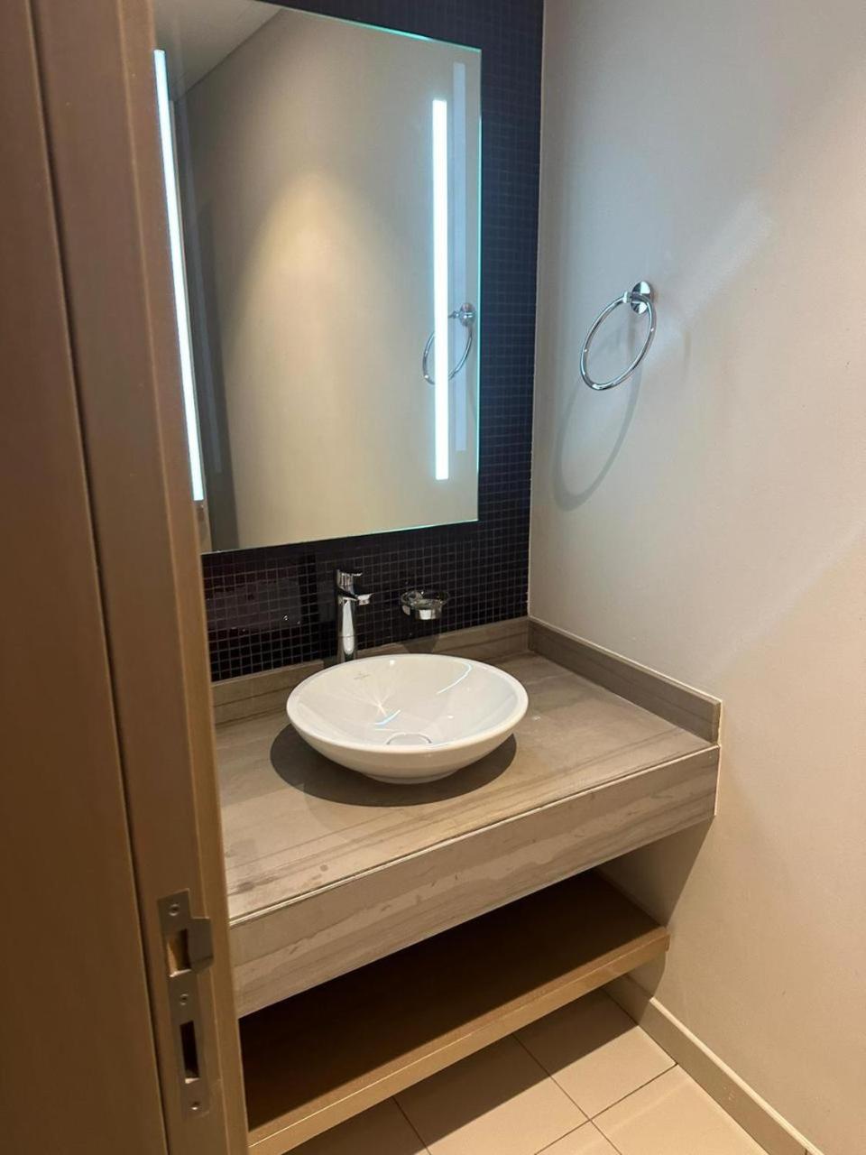Damac Paramount Towers Apartment *