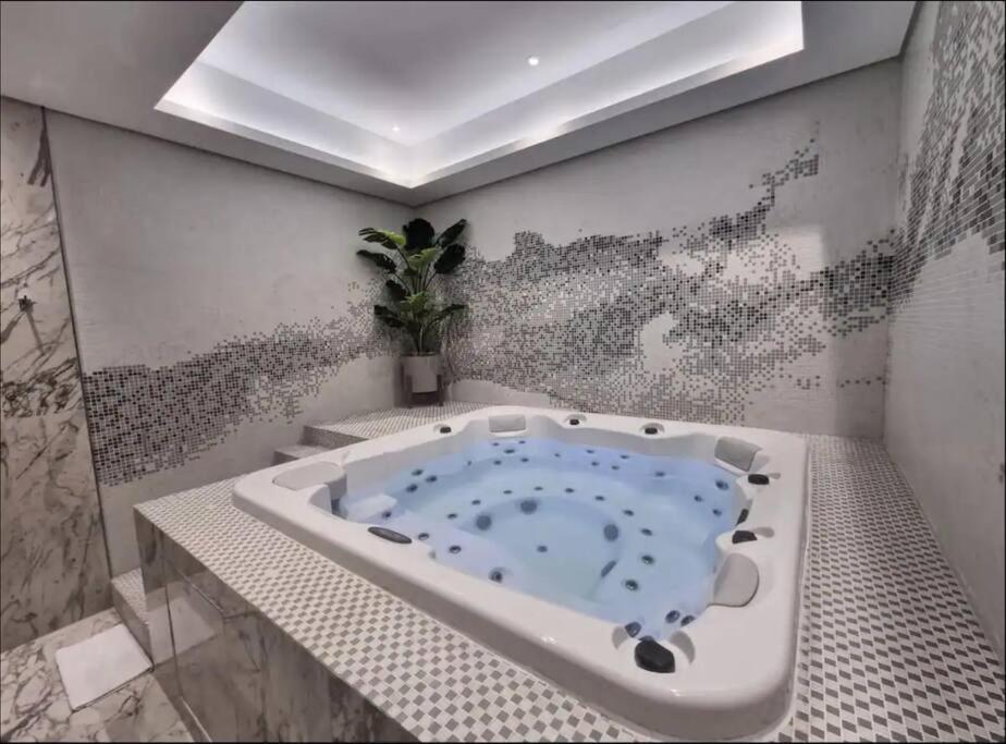 Chic One Bedroom With Full Sea View *