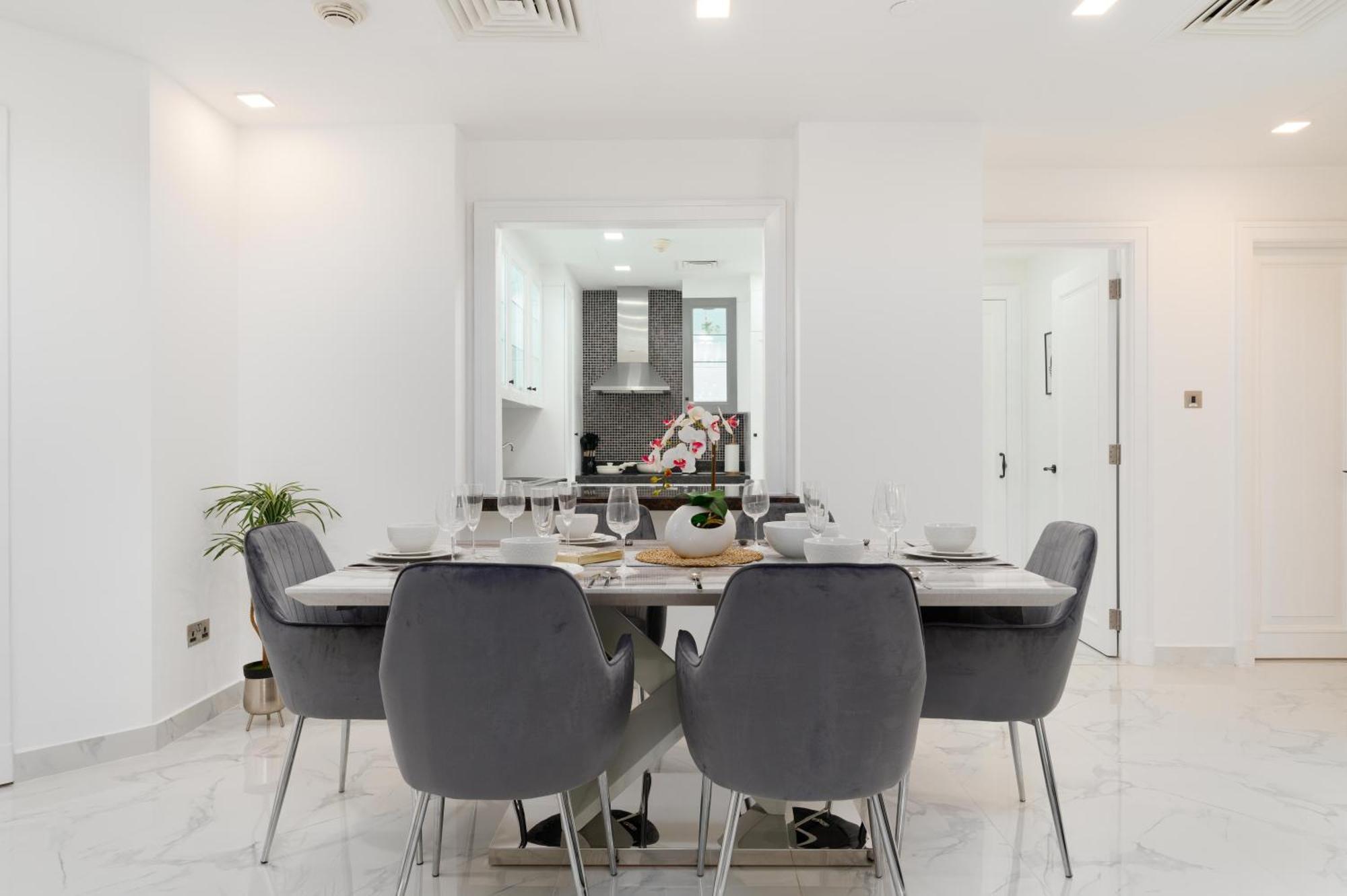 Mystic - Fully Renovated Spacious 2br Apt. With Burj Views Apartment