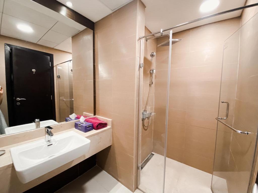 Luxurious & Modern 2br Maid, Sparkle Tower Marina - 10ab4 *