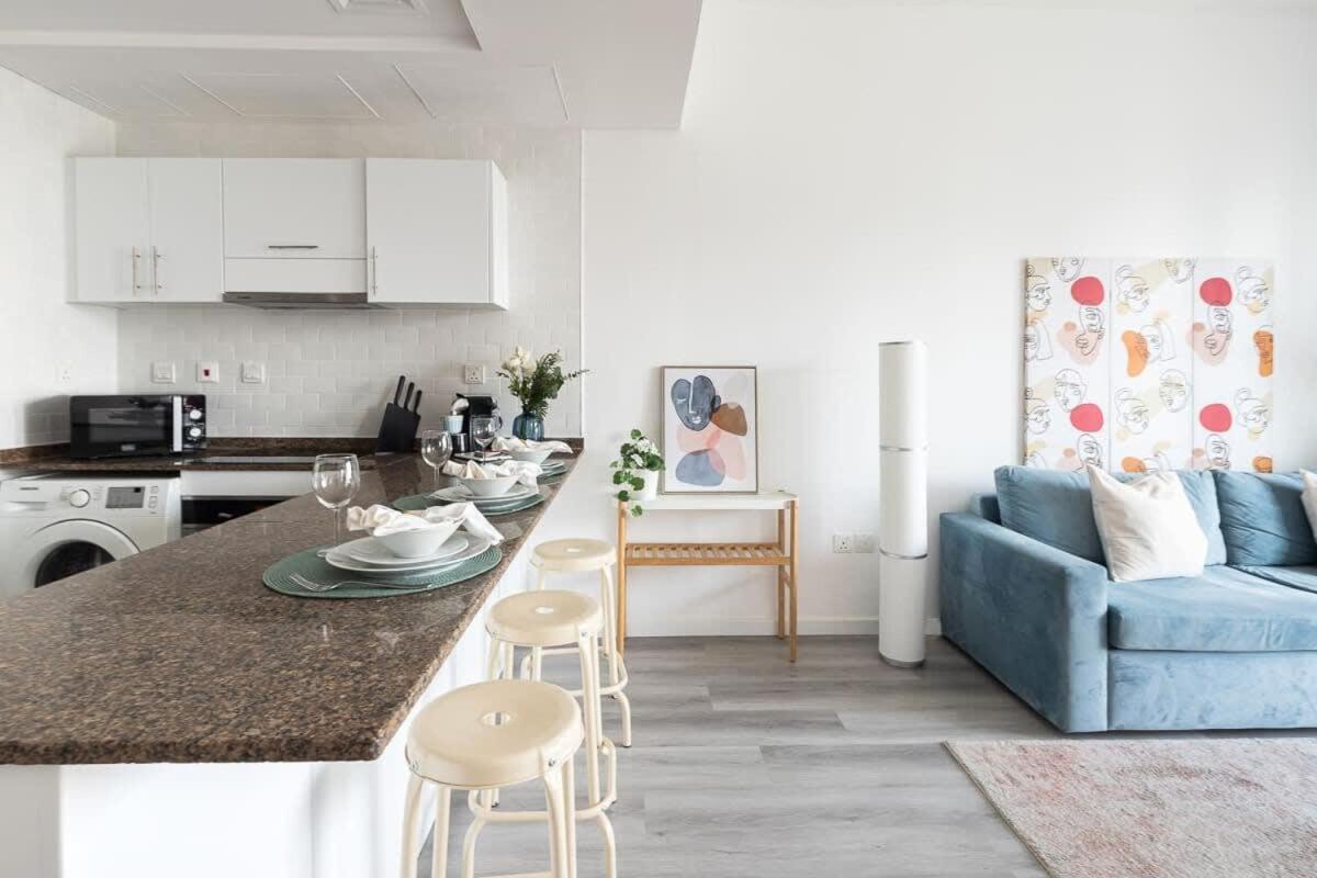 Frank Porter - Bay Central West Apartment