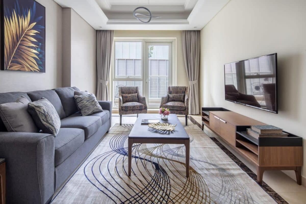 Frank Porter - Mon Reve Apartment