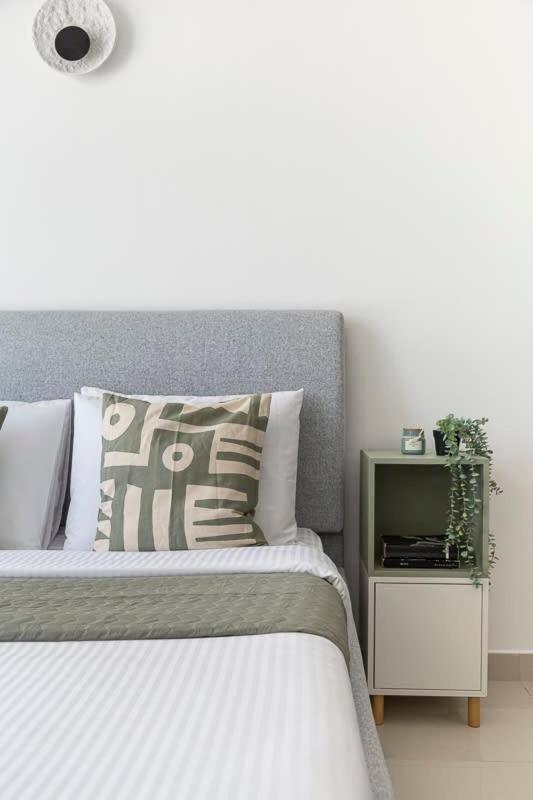 Frank Porter - Oasis Tower 1 Apartment Dubai