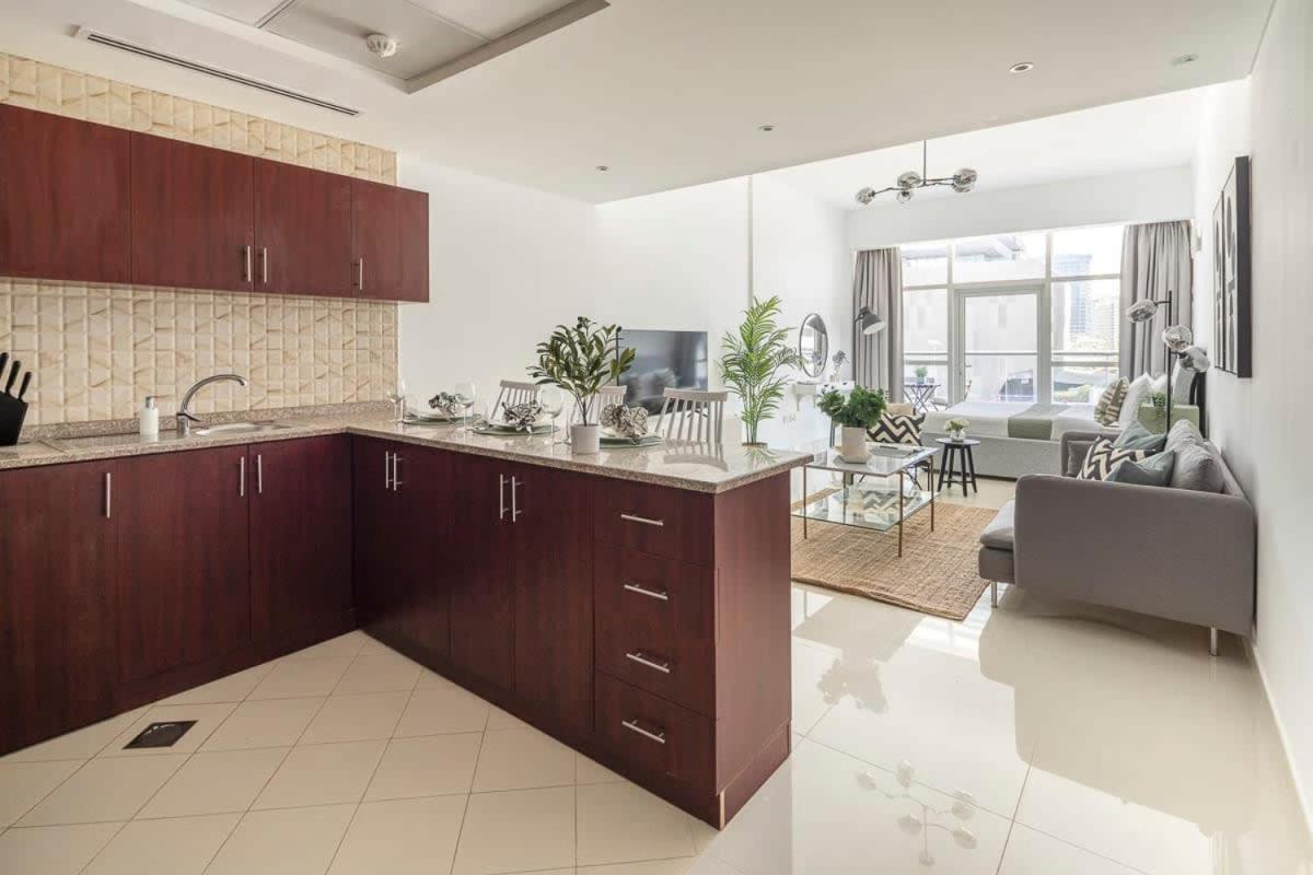 Frank Porter - Oasis Tower 1 Dubai