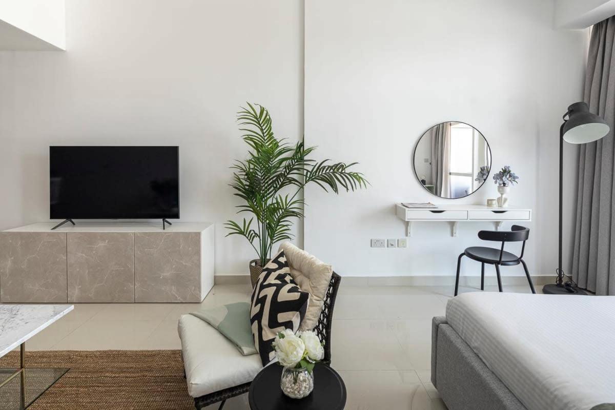 Frank Porter - Oasis Tower 1 Apartment
