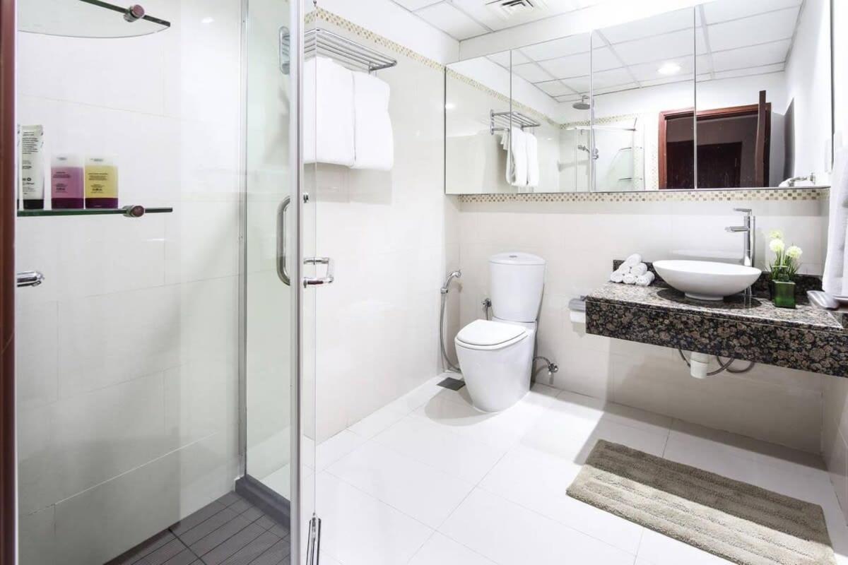 Frank Porter - Sadaf 6 Apartment