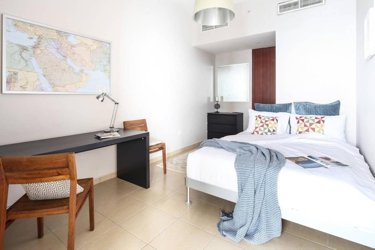 Frank Porter - Sadaf 6 Apartment