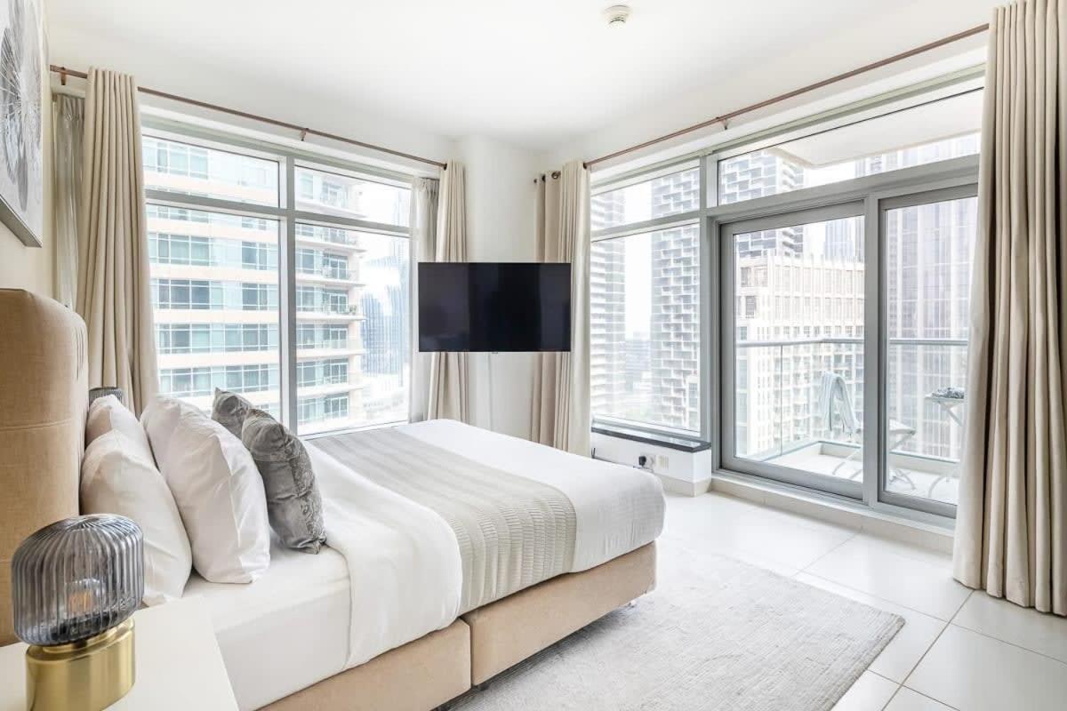 Frank Porter - The Lofts * Dubai