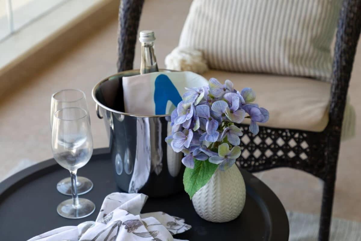 Frank Porter - Al Haseer Apartment Dubai