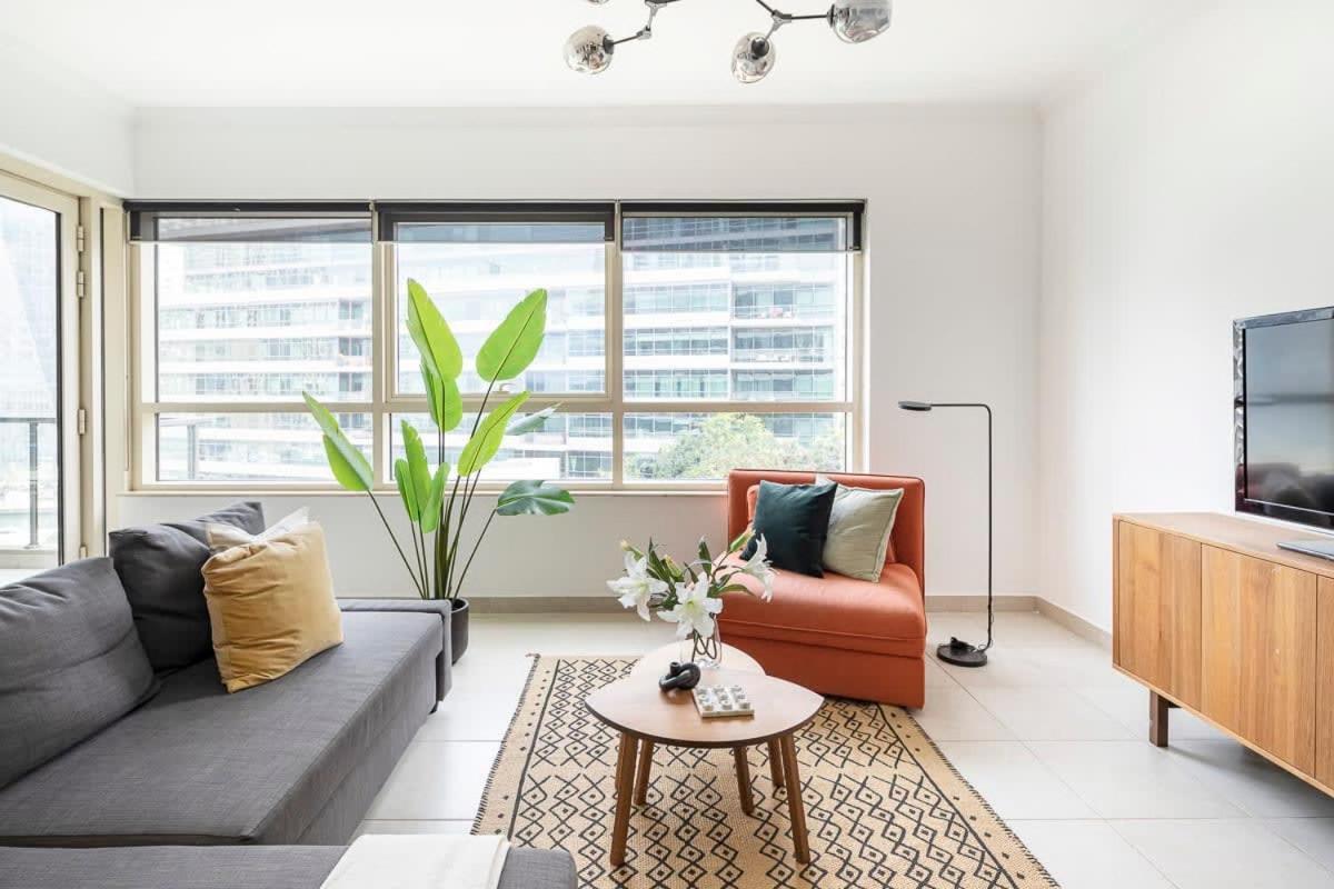 Frank Porter - Marina Quays Apartment Dubai