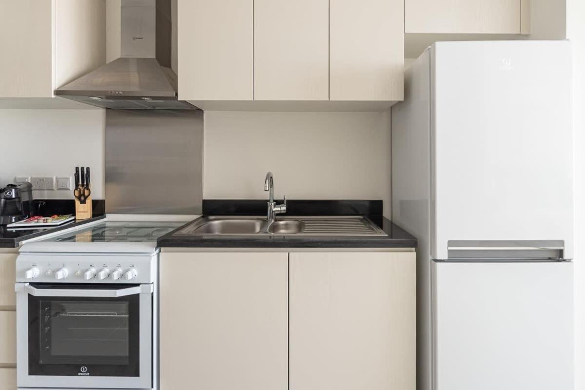 Frank Porter - Carson Tower C Apartment