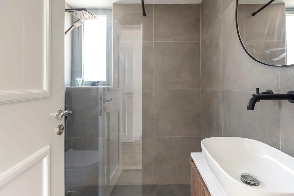 Frank Porter - Marina Tower B Apartment