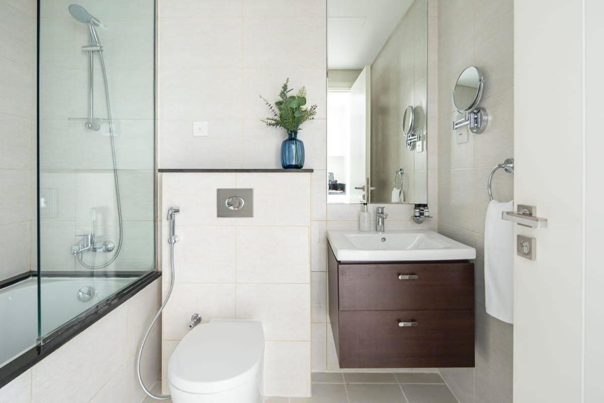 Frank Porter - Avanti Tower Apartment