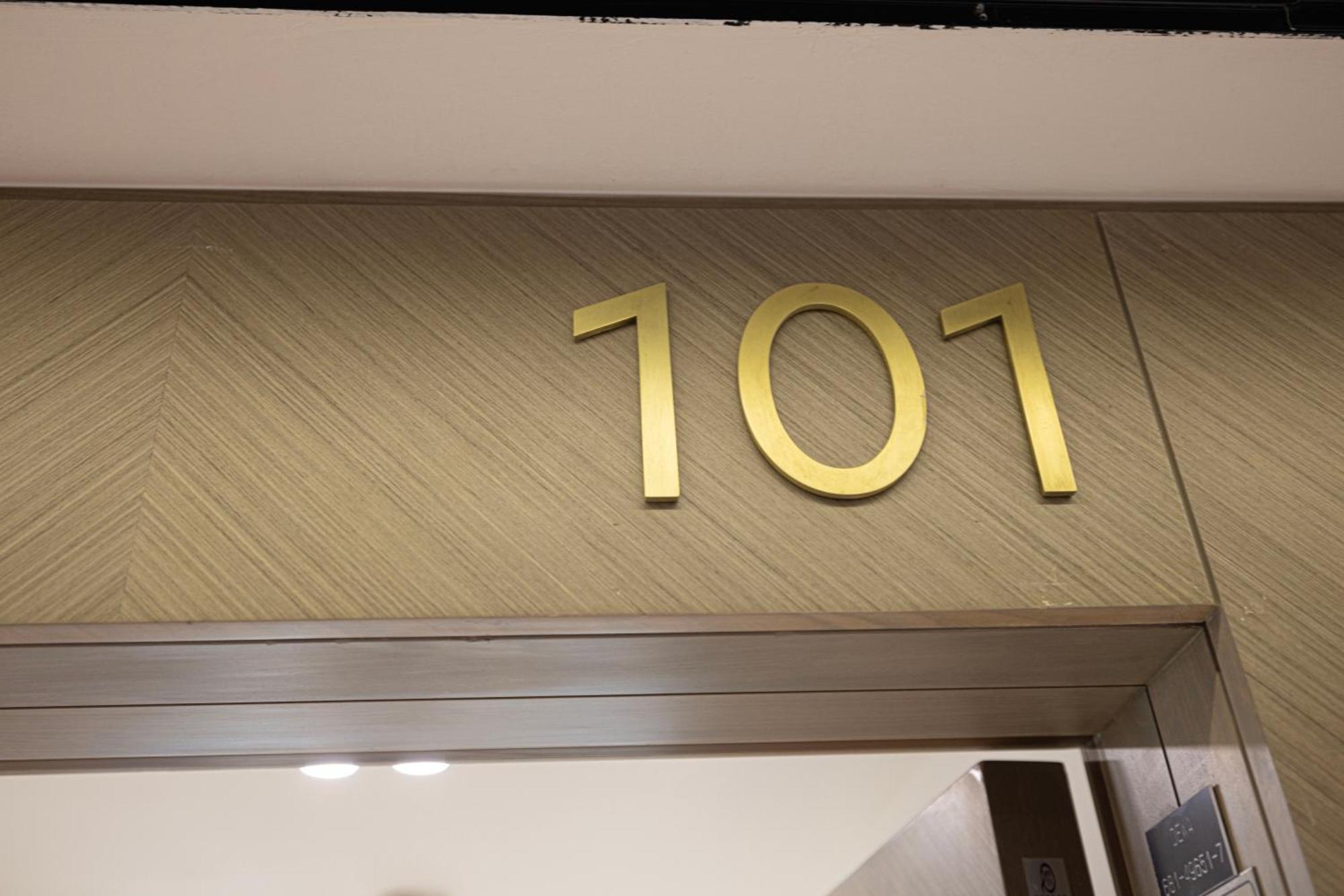 Spacious Balcony, King Bed, Pool At Jvc Apartment