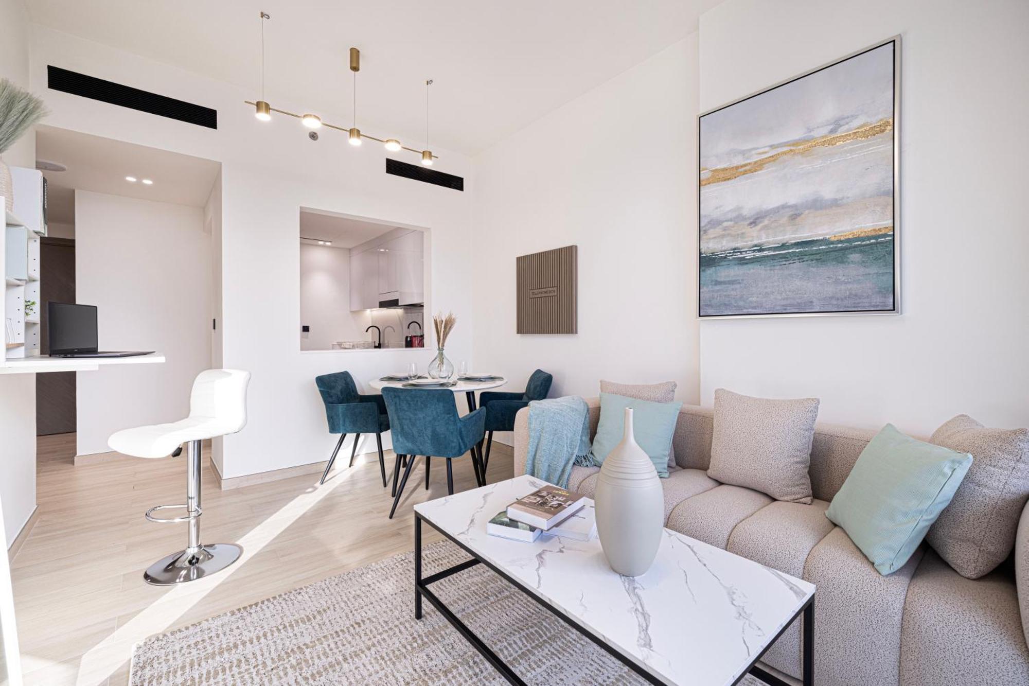 Spacious Balcony, King Bed, Pool At Jvc * Dubai