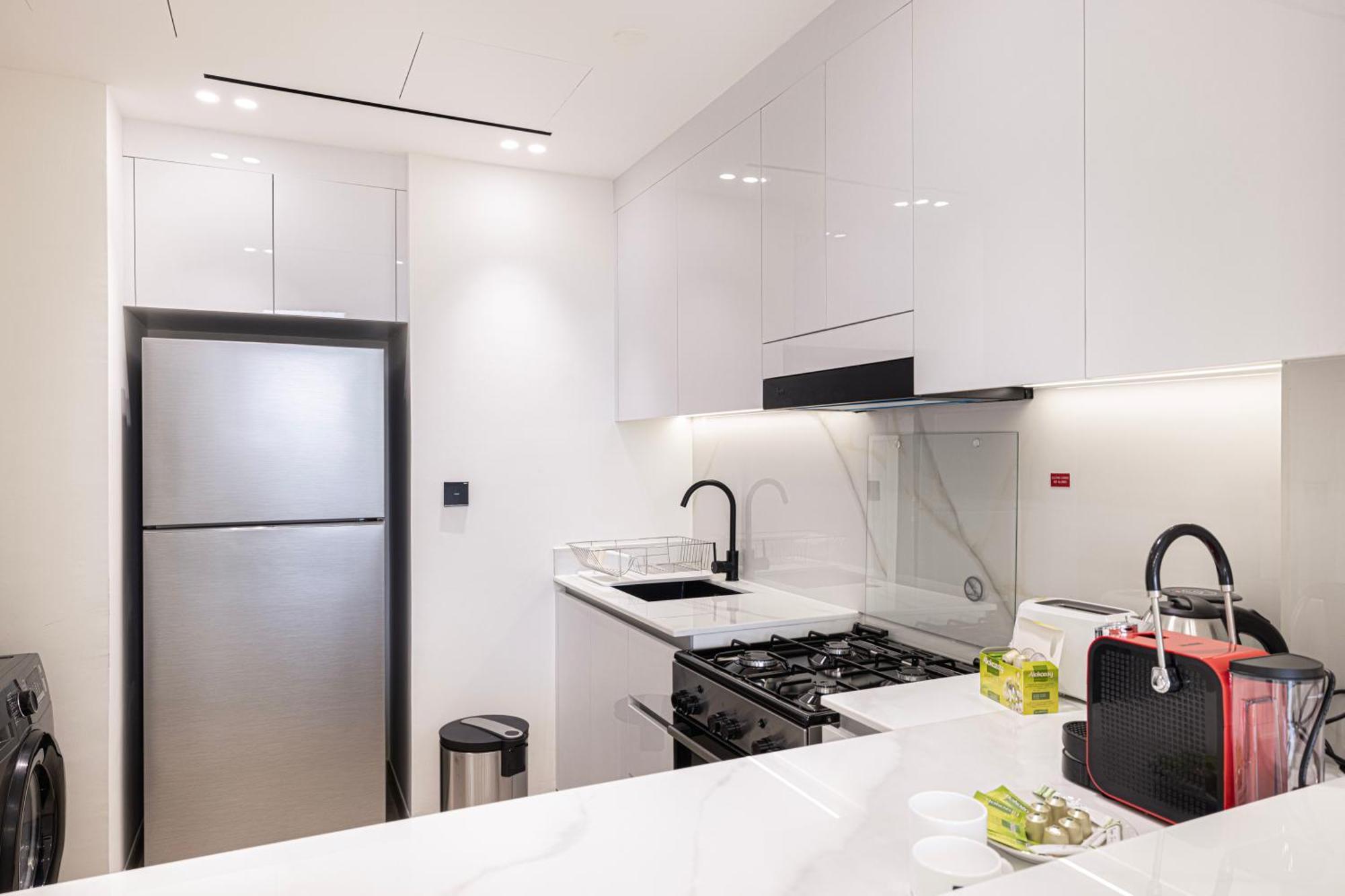 Spacious Balcony, King Bed, Pool At Jvc Apartment Dubai