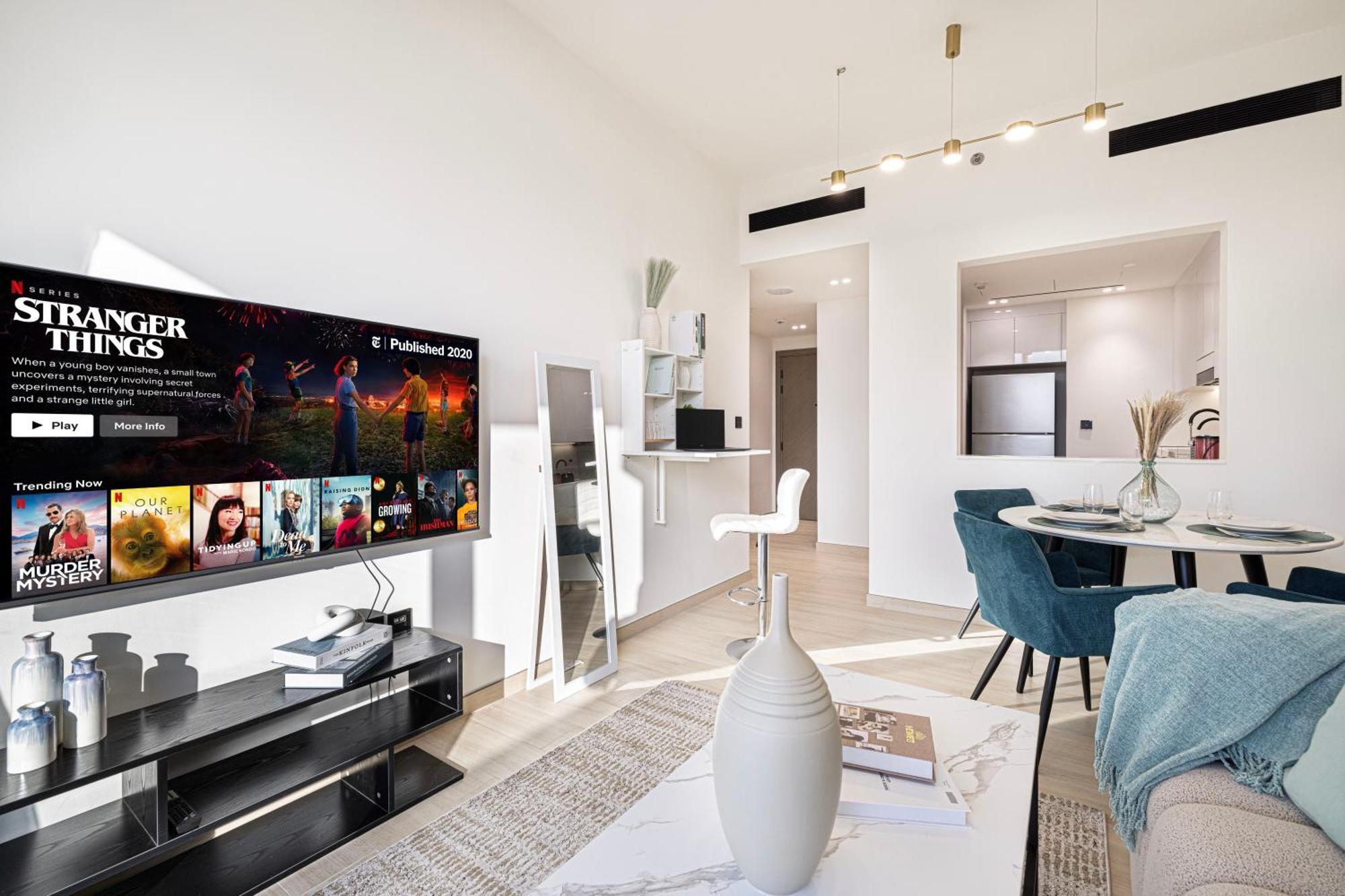 Spacious Balcony, King Bed, Pool At Jvc Apartment