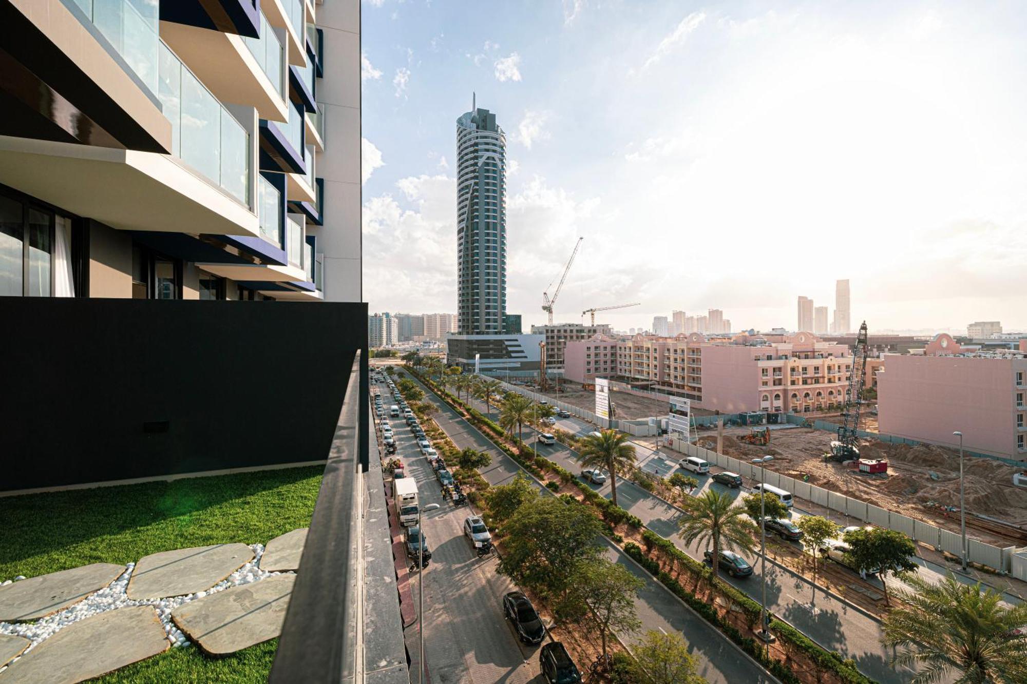 Spacious Balcony, King Bed, Pool At Jvc Dubai