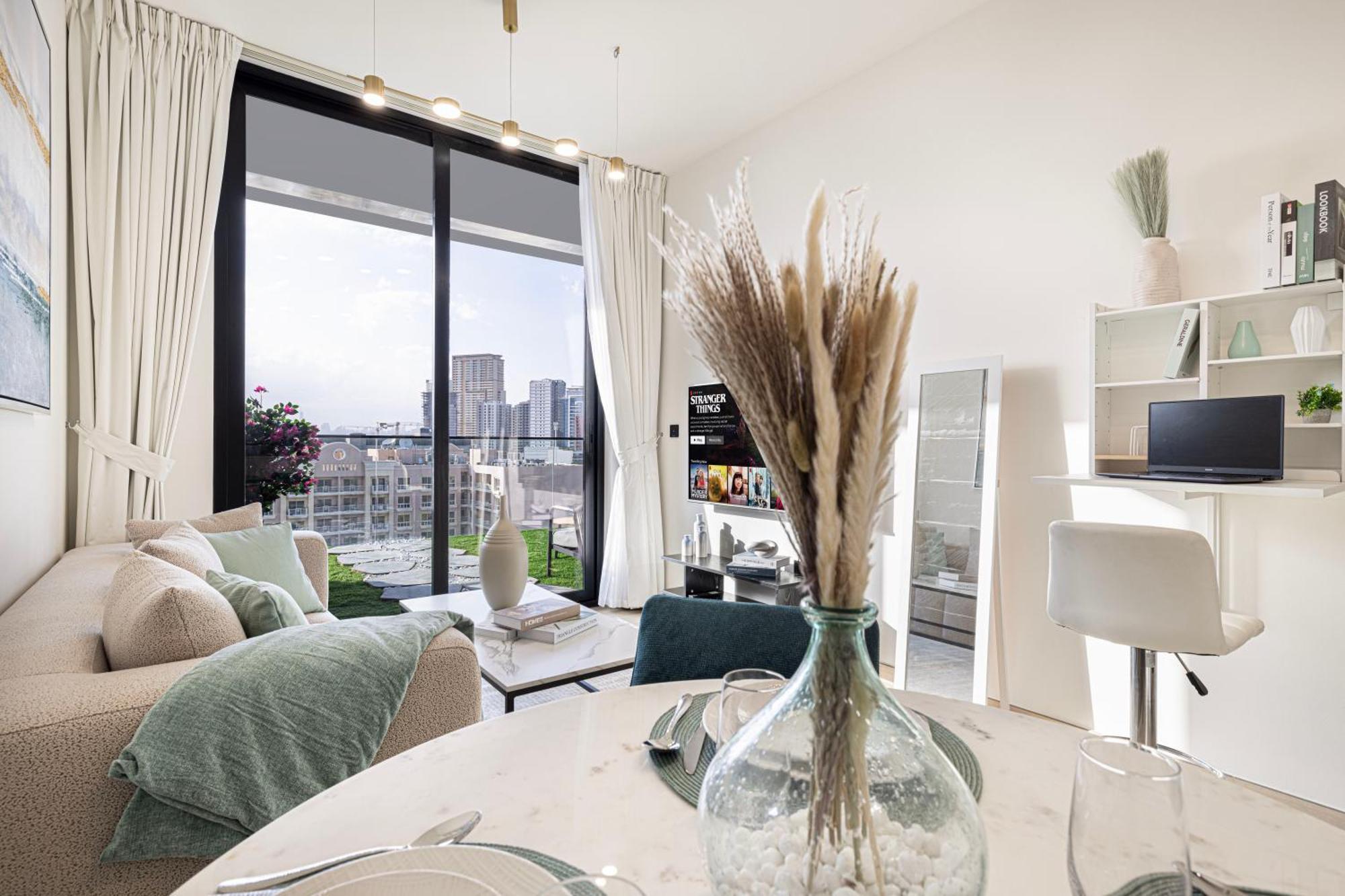 Spacious Balcony, King Bed, Pool At Jvc