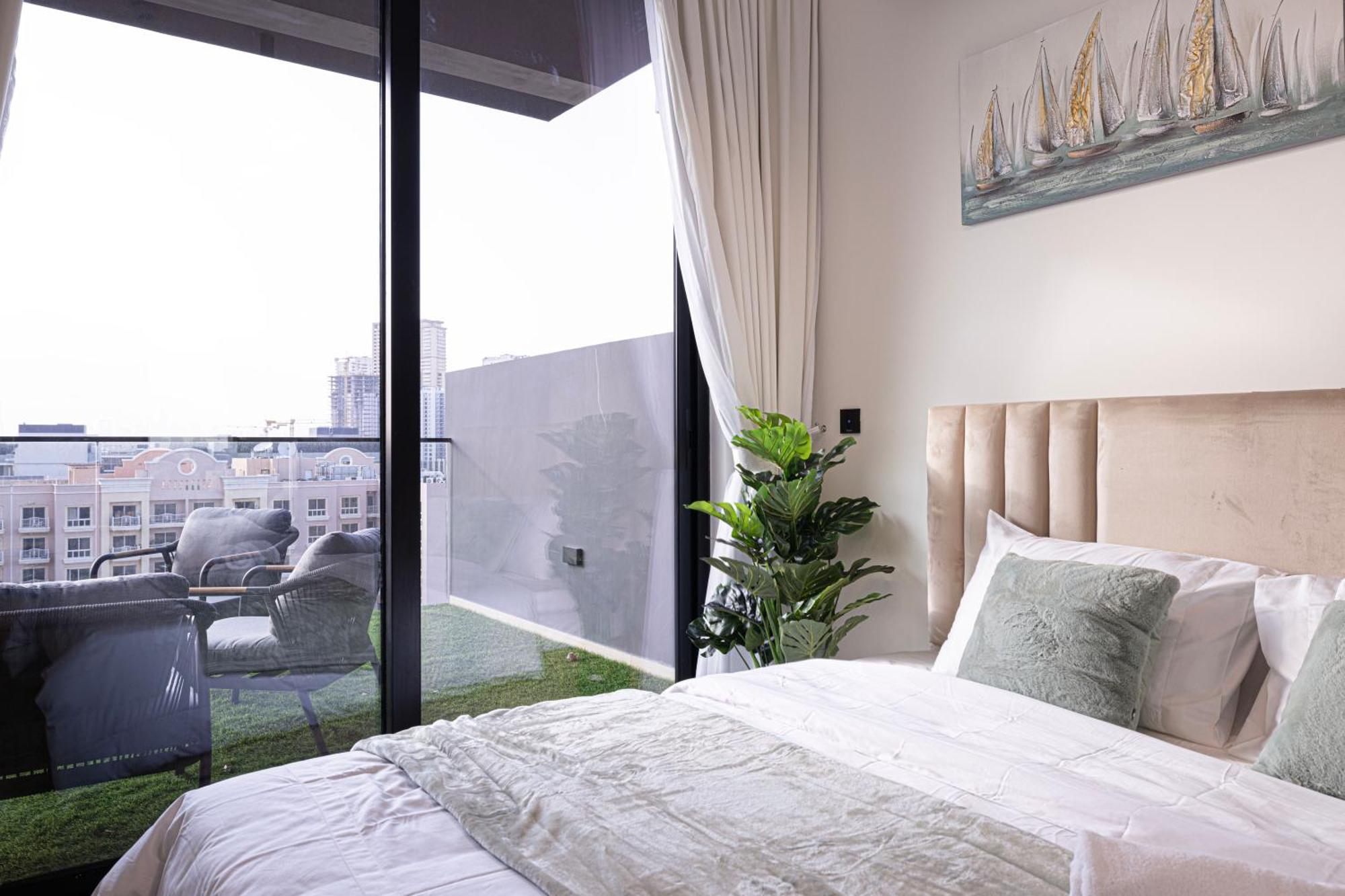 Apartment Spacious Balcony, King Bed, Pool At Jvc