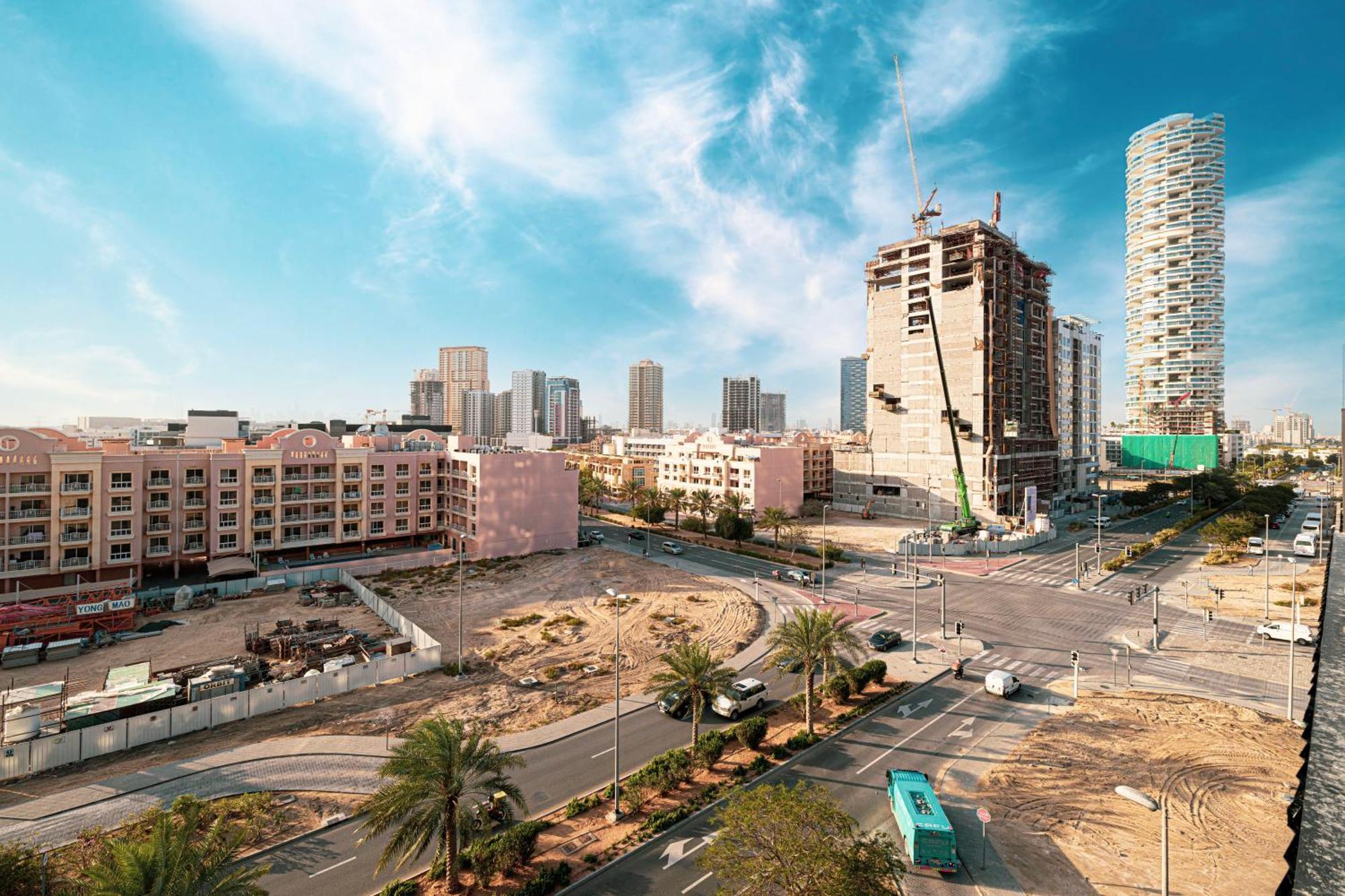 Spacious Balcony, King Bed, Pool At Jvc Apartment Dubai