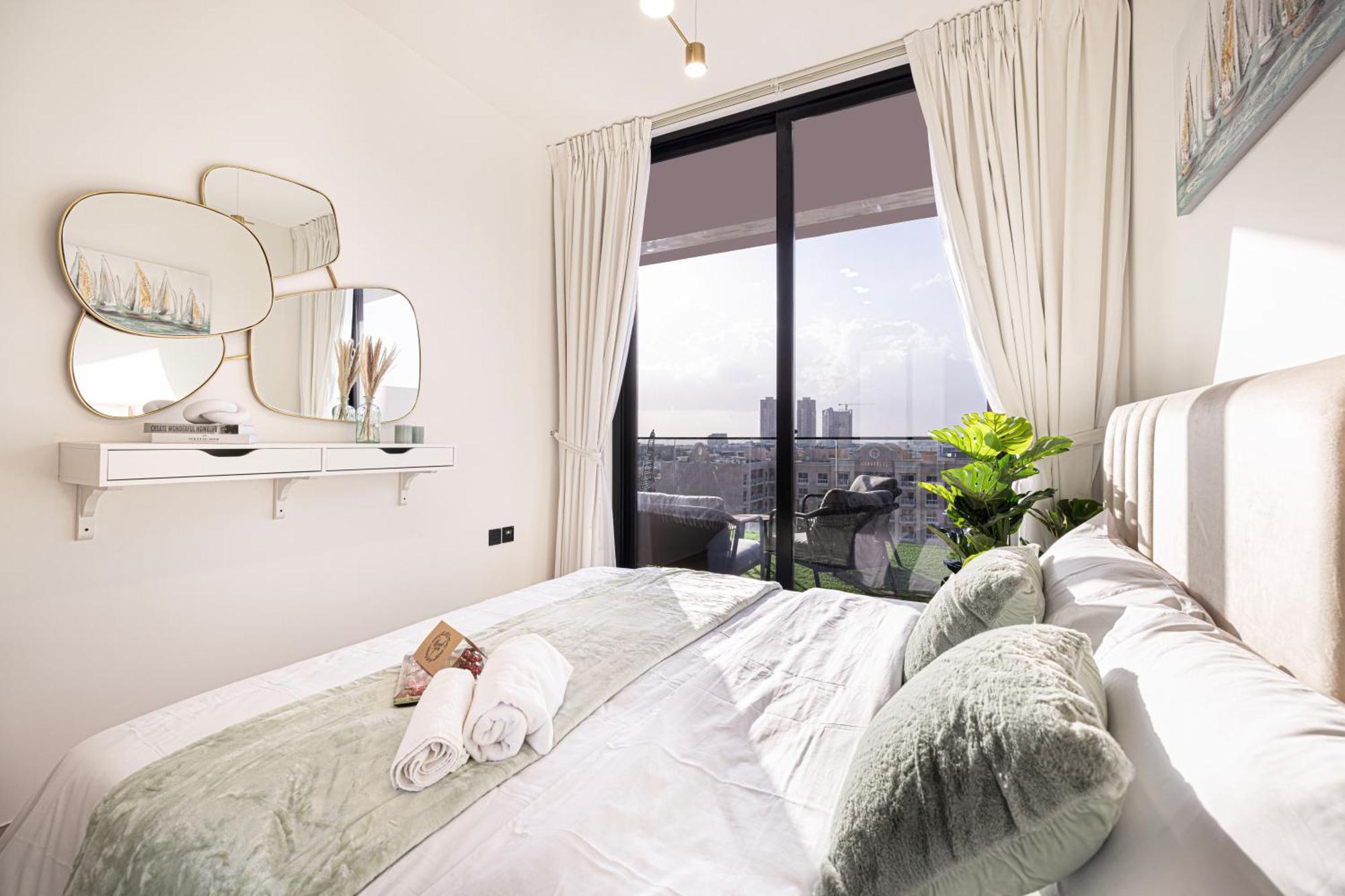 Apartment Spacious Balcony, King Bed, Pool At Jvc *