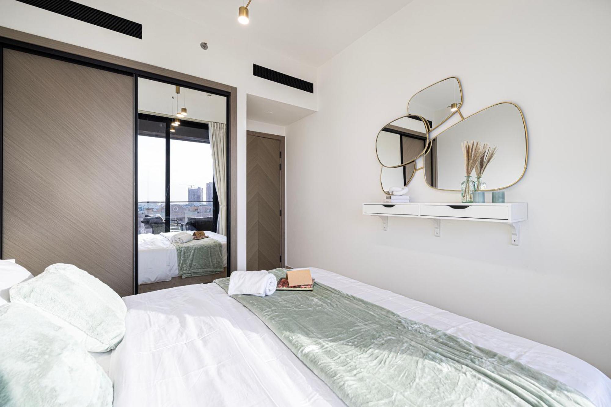 Apartment Spacious Balcony, King Bed, Pool At Jvc Dubai