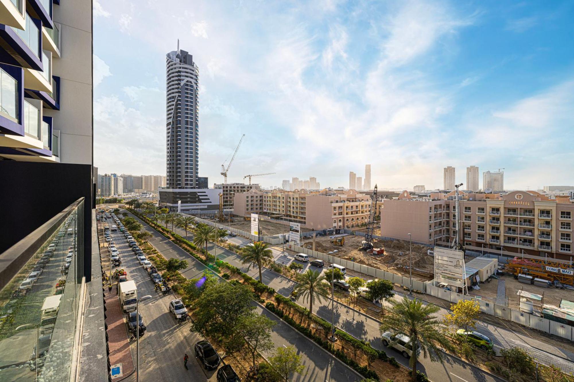 Spacious Balcony, King Bed, Pool At Jvc * Dubai