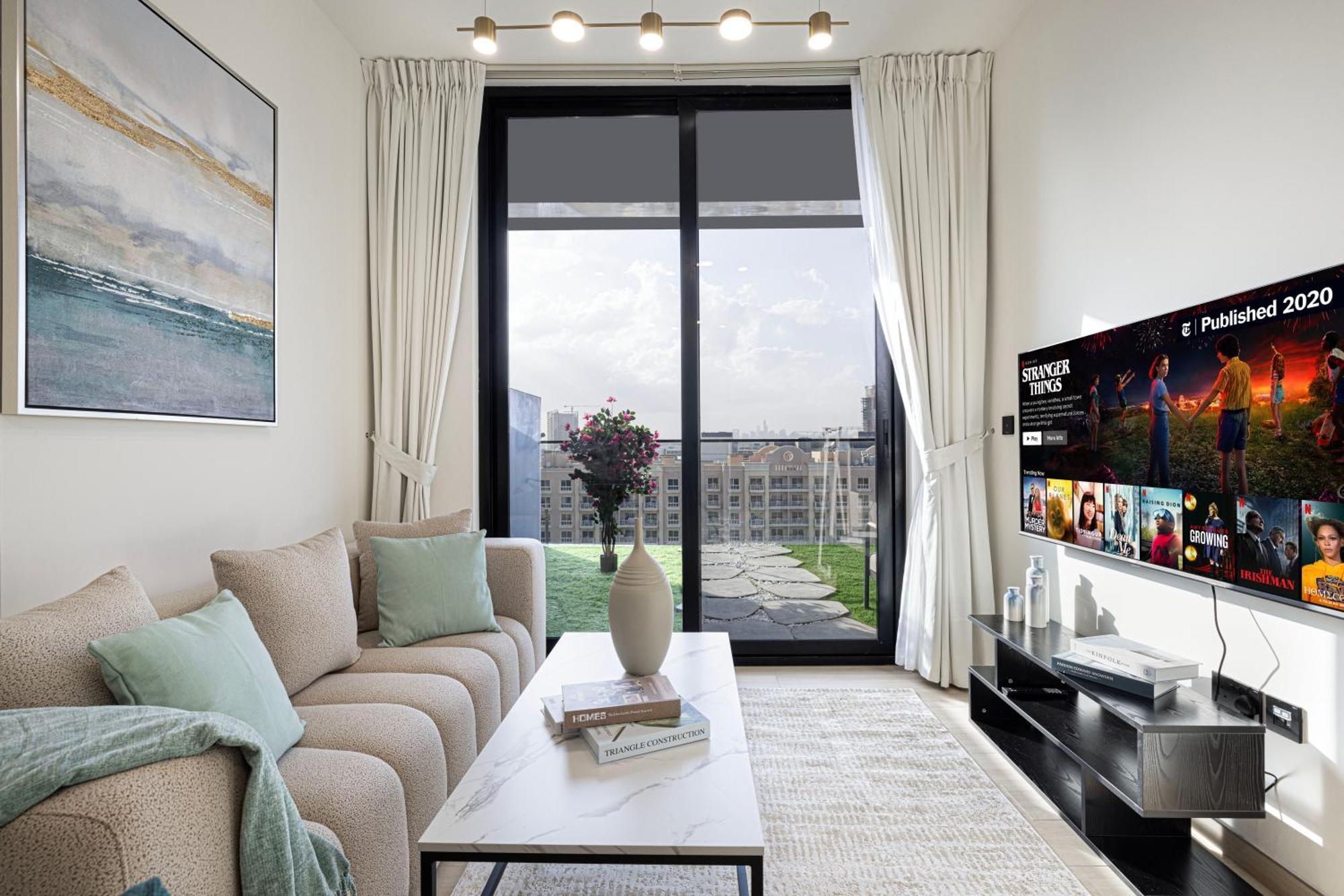 Spacious Balcony, King Bed, Pool At Jvc * Dubai