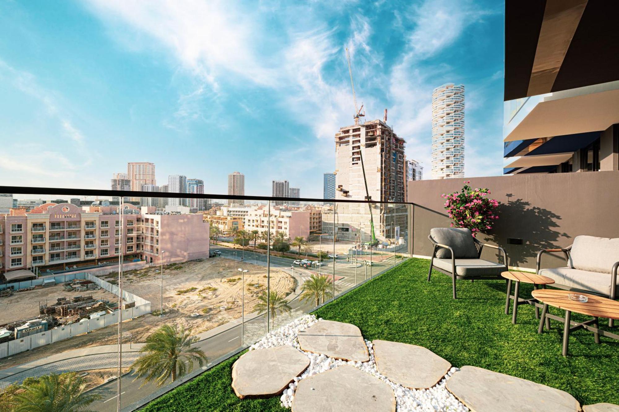 Spacious Balcony, King Bed, Pool At Jvc Apartment Dubai