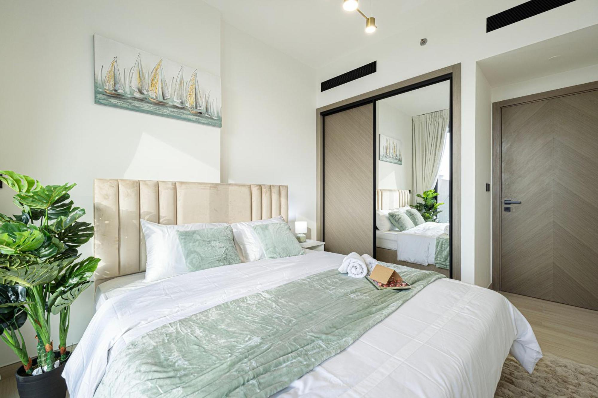 Spacious Balcony, King Bed, Pool At Jvc * Dubai
