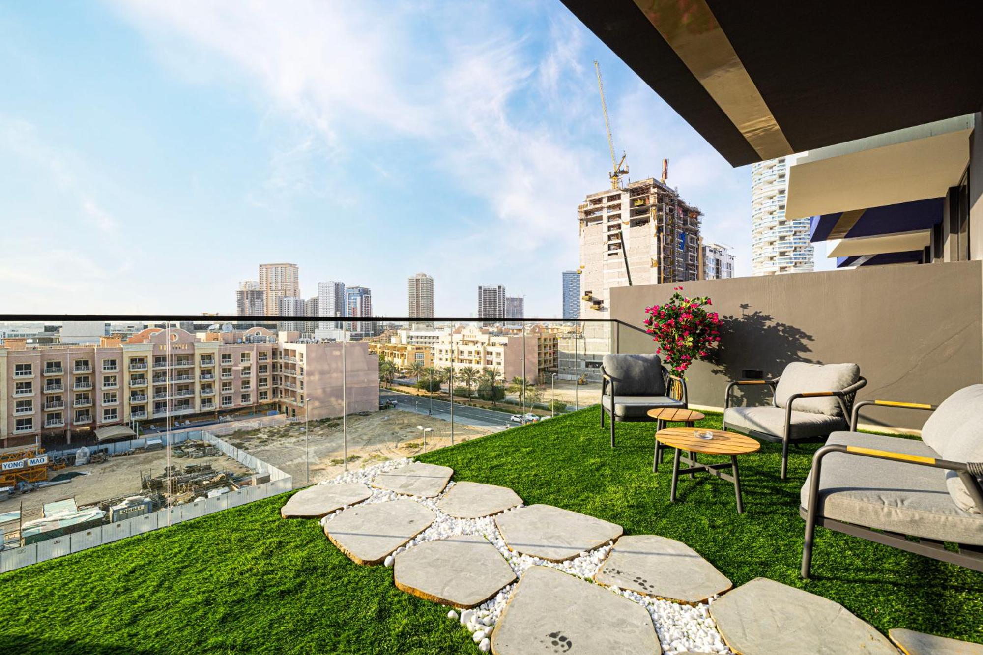 Apartment Spacious Balcony, King Bed, Pool At Jvc *