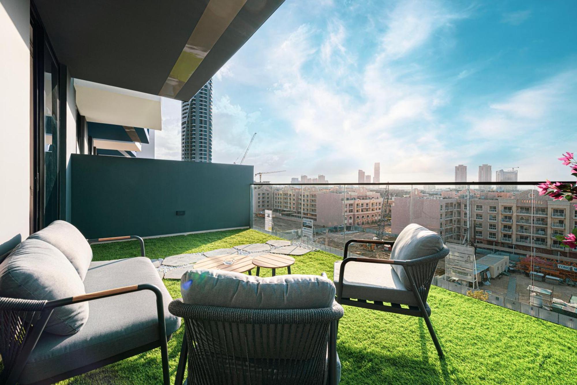 Spacious Balcony, King Bed, Pool At Jvc