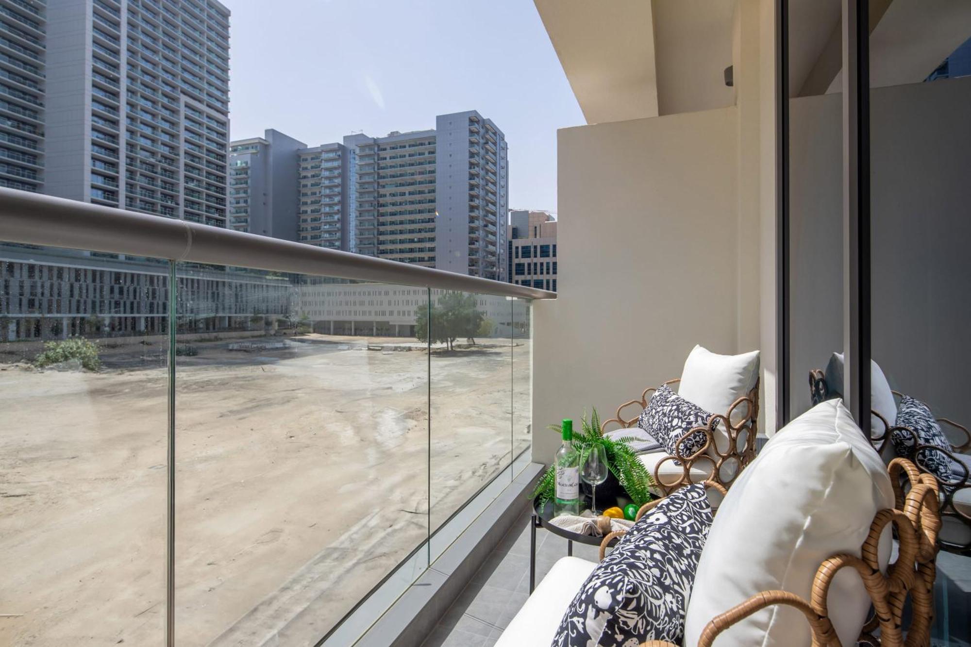 Frank Porter - The Sterling East * Dubai